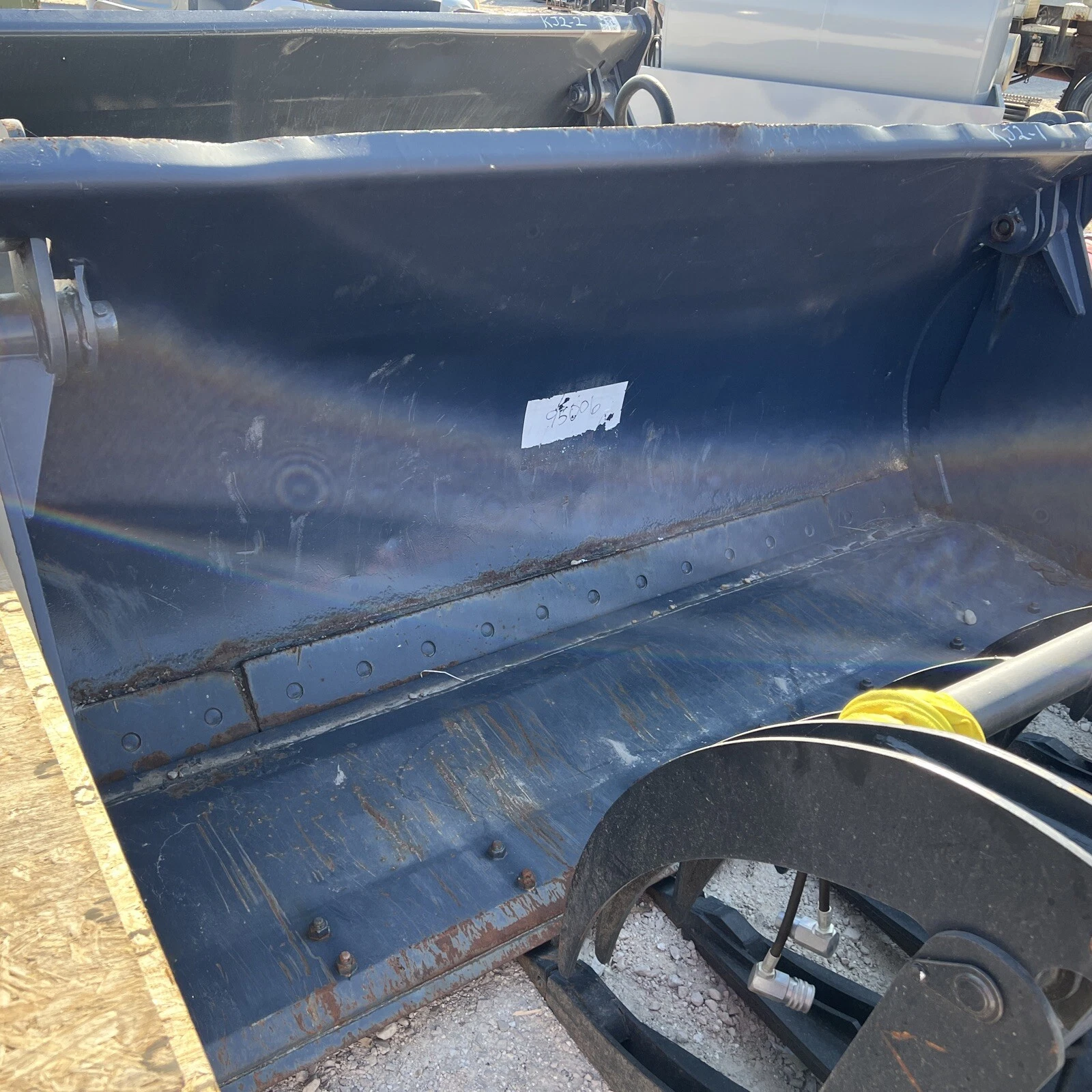 1-29.webp 102 inch ACS 4 In 1 wheel loader bucket lightly used 2.5 Cubic Yard Case - Image 1