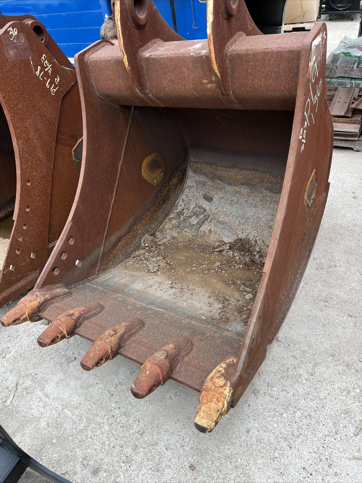 1-3-1.webp Komatsu 200-6 42 Inch Tooth Bucket 80 Mm Pins excavator - Image 1