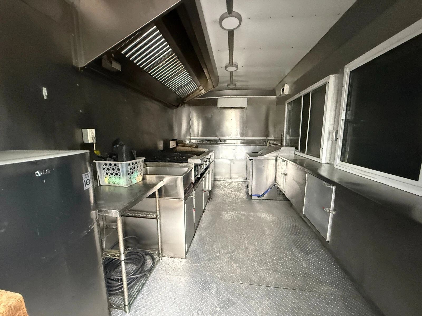 1-9-1.webp Turnkey-Ready 8×16 Food Concession Trailer 2022 – Food Truck Equipment Available - Image 1