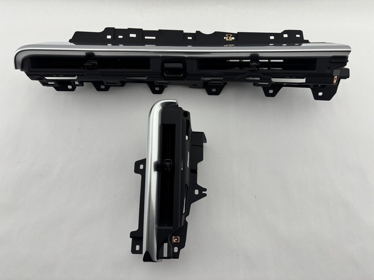 IMG_4712__23142.1769550647.jpg 2020-2023 Chevrolet C8 Corvette Stingray OEM Dashboard AC Vents / Pair / C8001 - Image 1