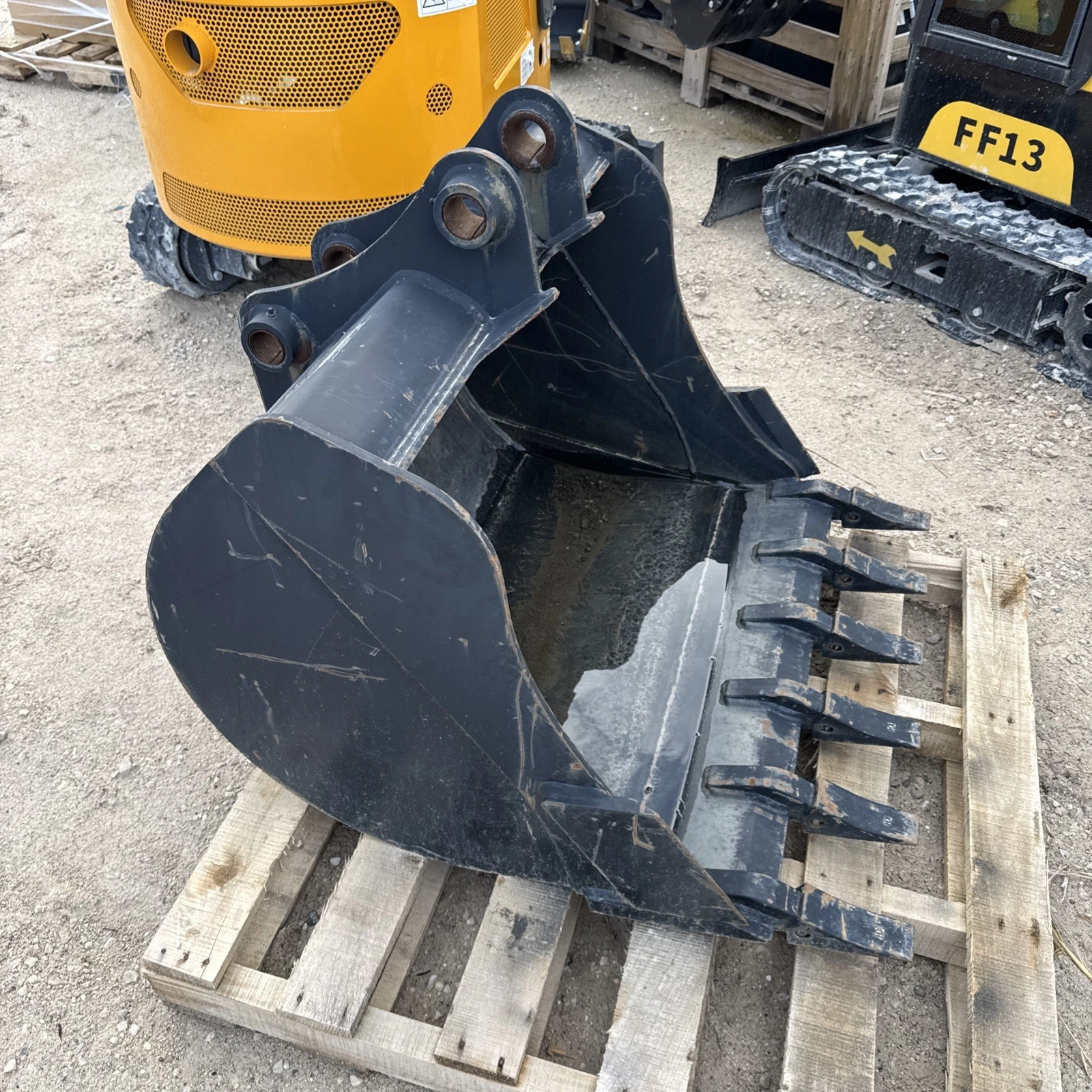 s-l1600-3-16.webp 36 Inch Excavator Tooth Bucket 45 Mm Pin - Image 1