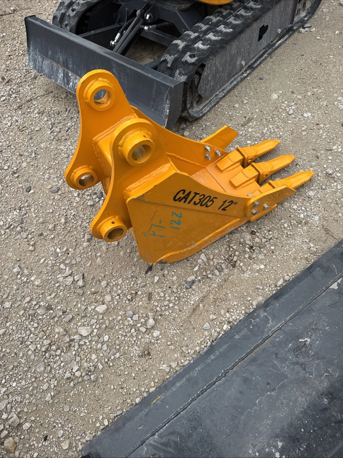 s-l1600-39.webp Cat 305 12 Inch Tooth Bucket 45 Mm Pin Mini Excavator New Caterpillar - Image 1
