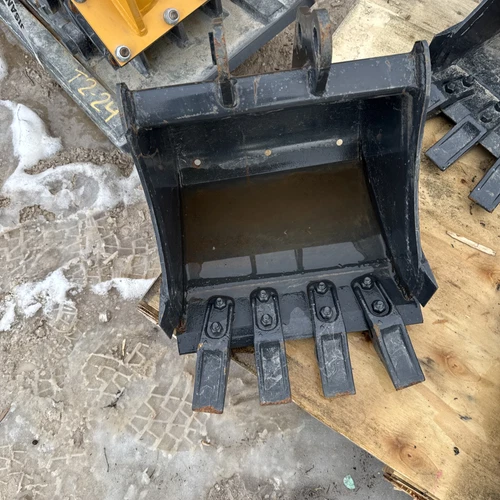 s-l500.webp Bobcat Mini Excavator Tooth Bucket 16 Inch 6715497 30 Mm Pin New - Image 1